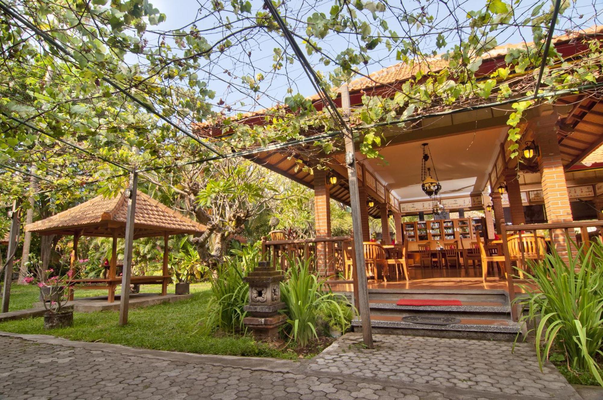Banyualit Spa 'N Resort Lovina Buitenkant foto