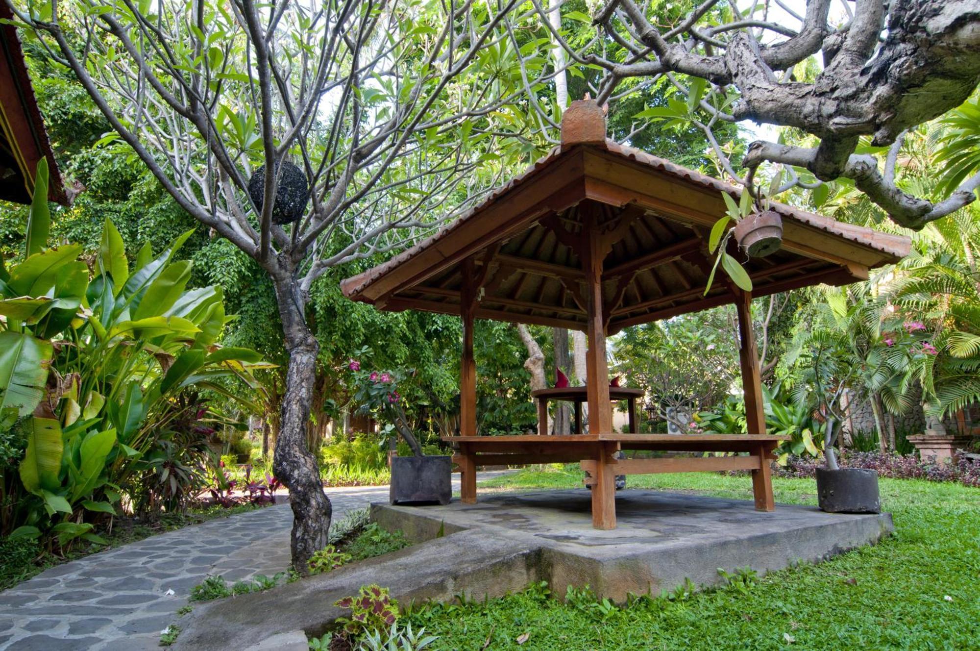Banyualit Spa 'N Resort Lovina Buitenkant foto